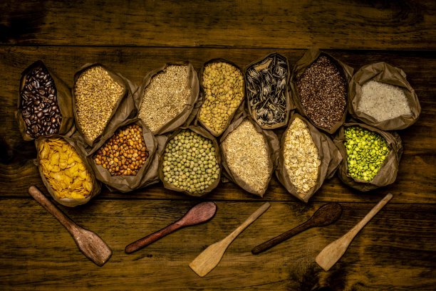 健康种子、青豆和谷物片置于乡村松木桌上图片下载