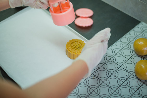 在烘烤前的烤盘上，女人们正在制作自制月饼糕点的面团图片下载