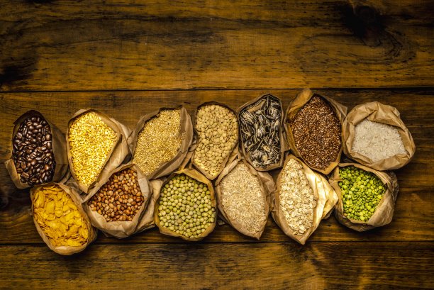 健康种子、青豆和谷物片置于乡村松木桌上图片下载