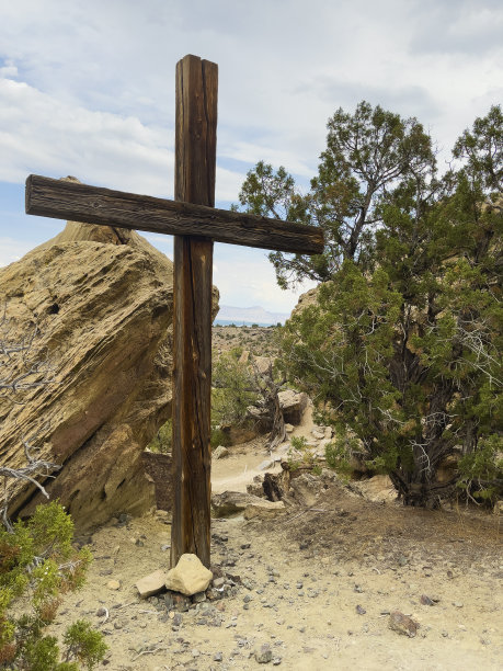 在一个阳光明媚的夏天的照片系列在科罗拉多西部干旱的高沙漠徒步木制十字架的观点图片下载