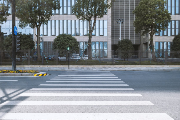 中国杭州商务区现代建筑立面和斑马线图片下载