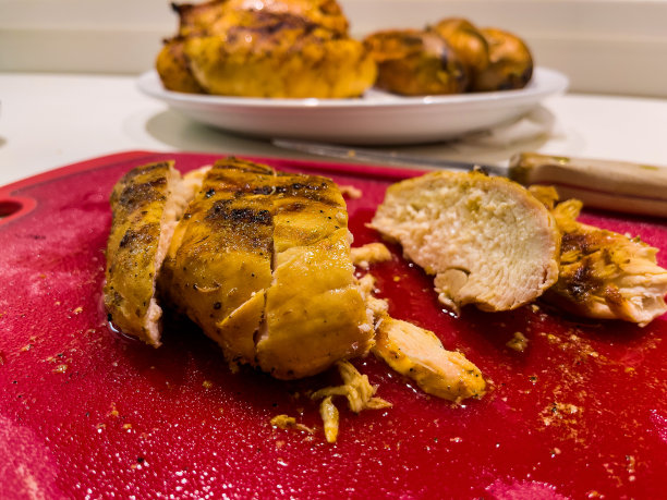 切片调味烧烤鸡胸户外烧烤食物西科罗拉多烹饪系列照片图片下载