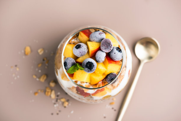 罐装水果酸奶格兰诺拉麦片早餐图片下载