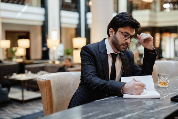 在酒店工作的商人图片下载
