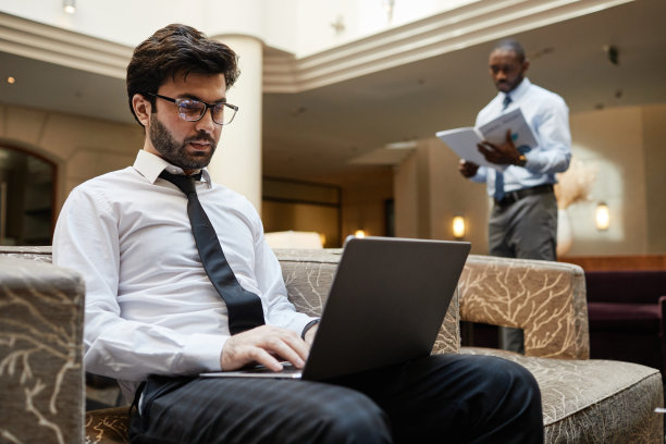 在中东酒店休息室工作的商人图片下载
