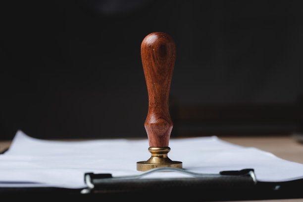 商业财务文件的审批，商务人员在办公室签署合同文书，投资文件的成功人士会议，抵押贷款，债务银行的法律公证人图片下载