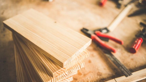 木材材料工业背景，木工机械设备为木质建筑工厂，工作关于天然木板纹理图案在棕色的颜色图片下载