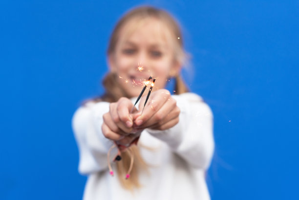 小女孩在玩孟加拉灯。高质量的照片图片下载