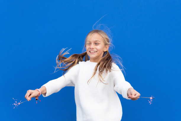 小女孩在玩孟加拉灯。高质量的照片图片下载