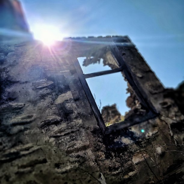 一座带有窗框的旧石屋的遗迹图片下载