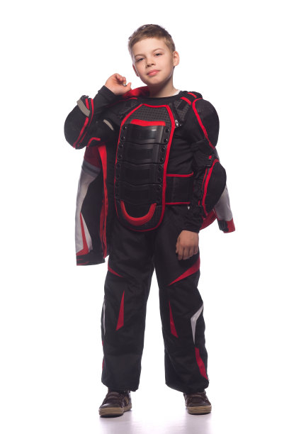 穿赛车服的男孩在白色背景上被孤立了图片下载