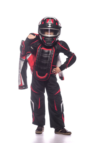 穿赛车服的男孩在白色背景上被孤立了图片下载
