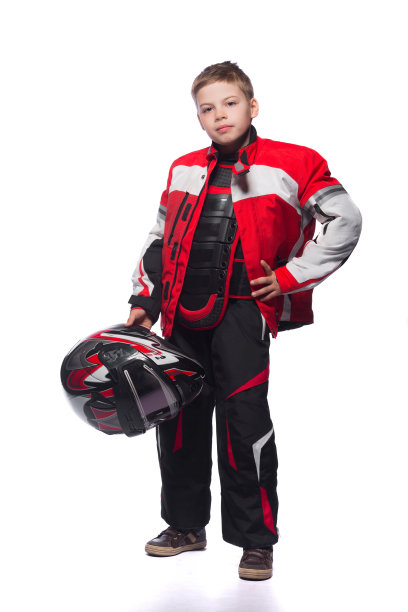 穿赛车服的男孩在白色背景上被孤立了图片下载