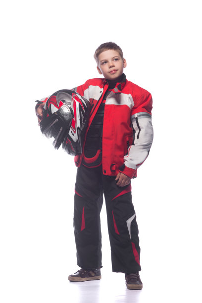 穿赛车服的男孩在白色背景上被孤立了图片下载