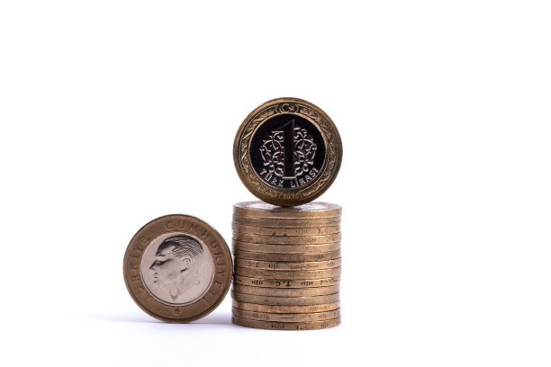 一枚面值为1土耳其里拉的硬币，在白色背景的硬币柱上有边缘图片下载