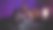 一个坐在沙发上看电视的女人。图片下载
