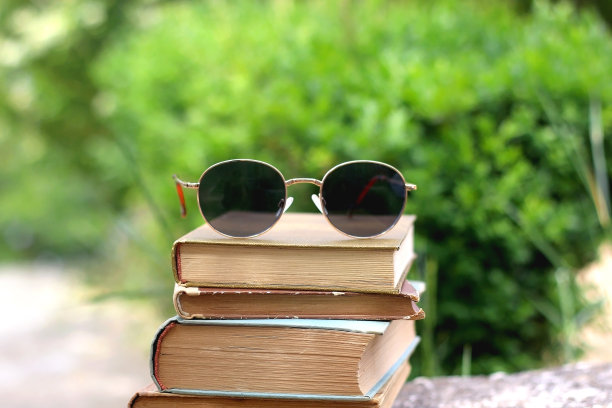 书籍和太阳镜图片下载