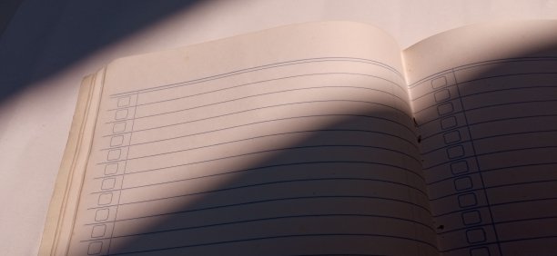 摄影插图空白蓝色线书暴露在部分阳光完美的办公室，美丽，宁静，简单，放松图片下载