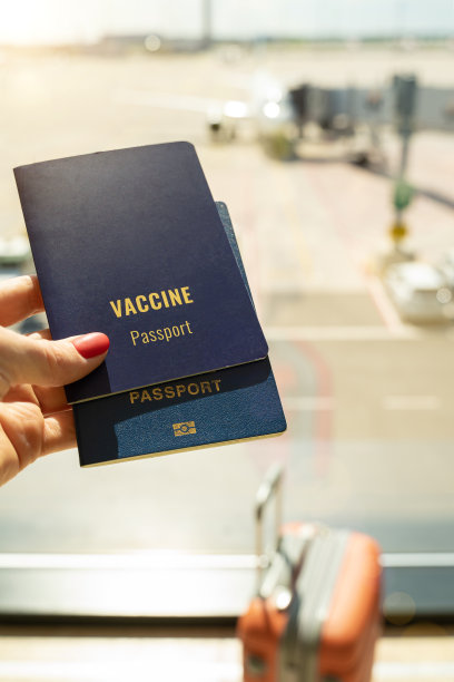 流感大流行限制后旅行的疫苗护照。机场垂直照片接种游客图片下载