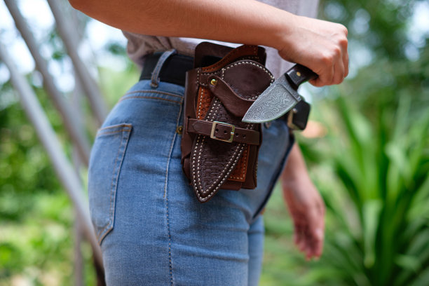 女人手持刀具图片下载