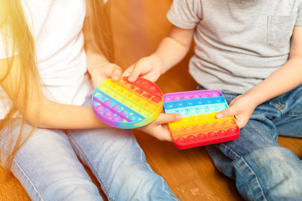 抗压力感觉弹它的玩具在一个孩子的手中图片下载