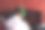 戴着绿色耳机在电脑上玩游戏的家伙图片下载