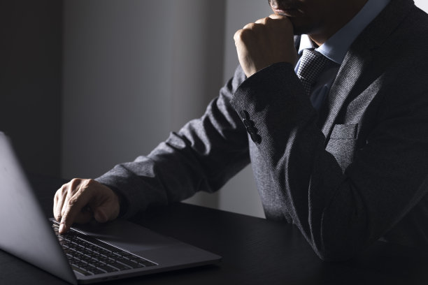 年轻商人在笔记本电脑上工作的特写图片下载