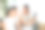 一名妇女向母亲和女儿展示平板电脑上的照片图片下载