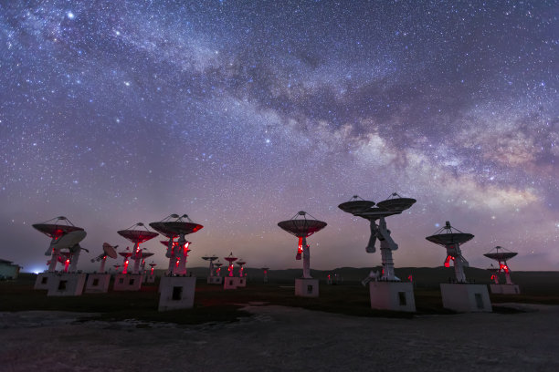 射电望远镜和银河系图片下载
