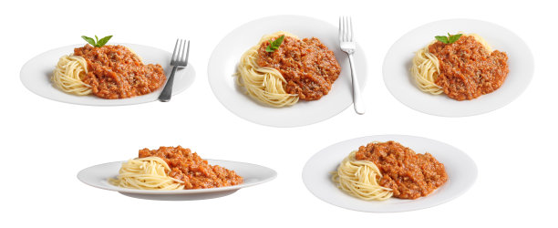 在白色的背景上，一个白色的盘子里有意大利面和红酱图片下载