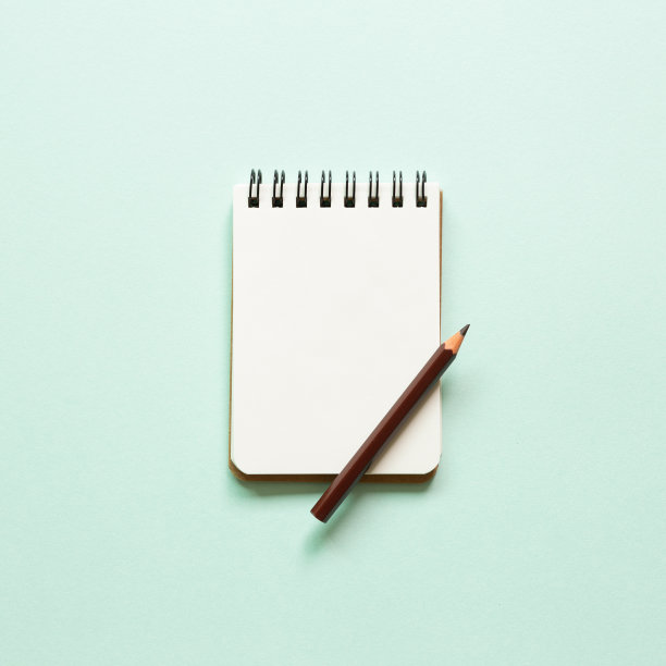 蓝色背景的空白笔记本和彩色铅笔。俯视图，复制空间图片下载