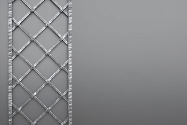 锻铁门，装饰锻造，锻件近景。锻造的金属棒对着灰色的铁栅栏。图片下载