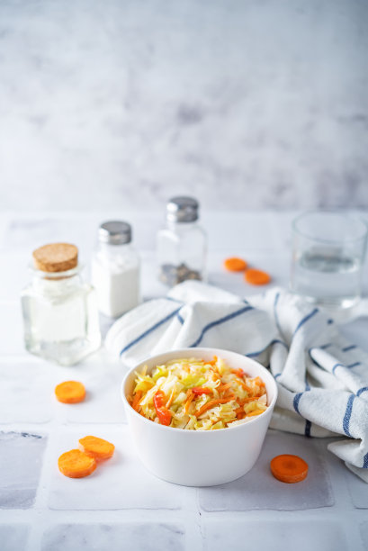 卷心菜，胡萝卜，红辣椒，沙拉在一个碗里图片下载