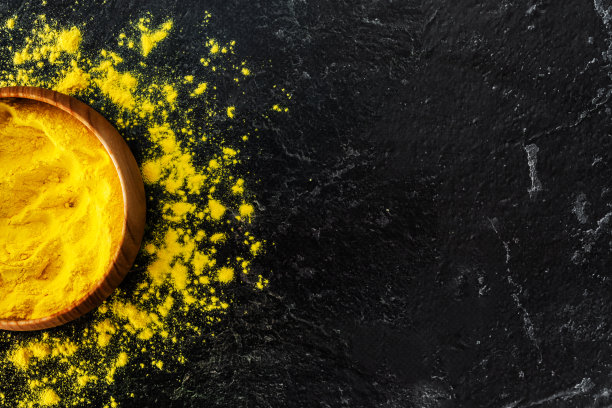 胡里粉放在木碗里，背景为黑色图片下载