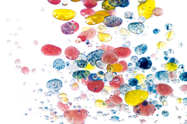 微距拍摄移动油漆滴气泡液体油墨油漆。图片下载