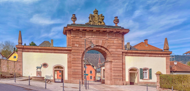 古老的石城大门与蓝天图片下载