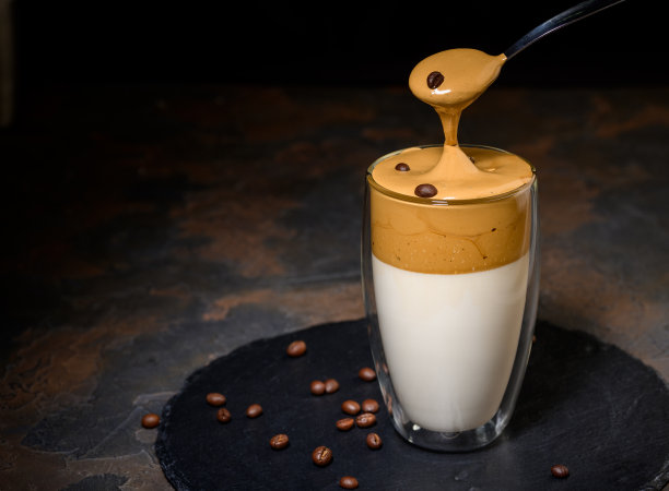 达尔戈纳咖啡，一种韩国新潮的蓬松奶油泡咖啡图片下载