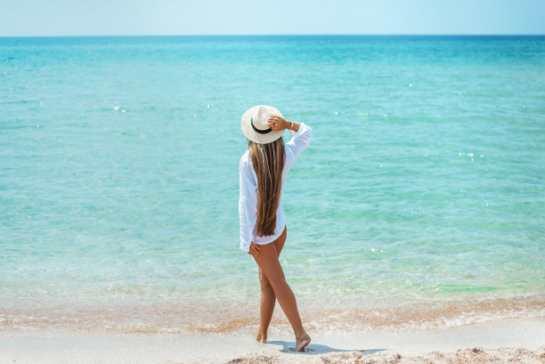 时尚户外照片美丽的女人金发性感比基尼放松在夏天的海滩图片下载