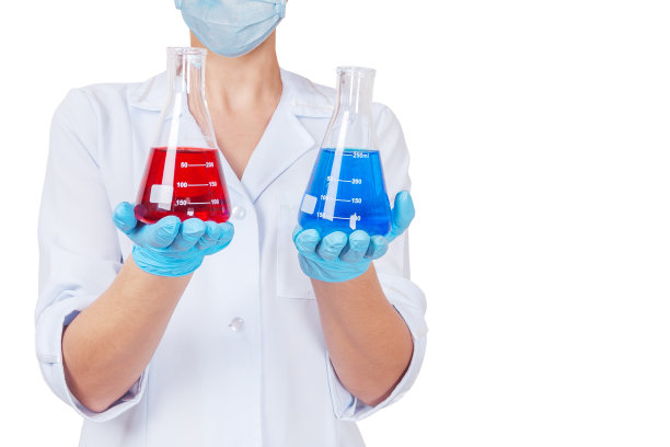 医生持有两种选择的疫苗图片下载