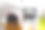 小漂亮的小学生学校女士的特写照片，聊天skype笔记本，在线上课，视频通话，坐桌子，用耳机，距离，问候同学，挥动手臂，隔离学习，客厅，在室内。图片下载