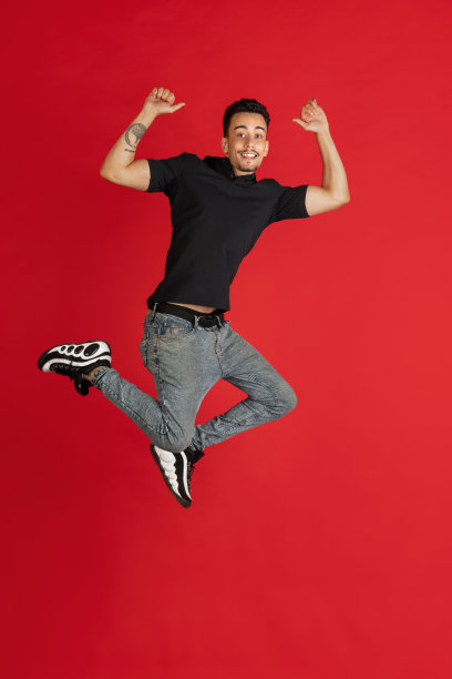 我赢了。赢得成功快乐的人庆祝成为赢家。动态图像的高加索男性模特在工作室的背景。图片下载