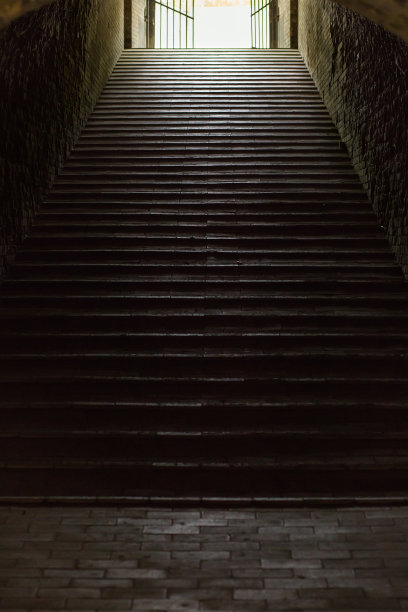 古老堡垒的楼梯，带有戏剧性的光线图片下载