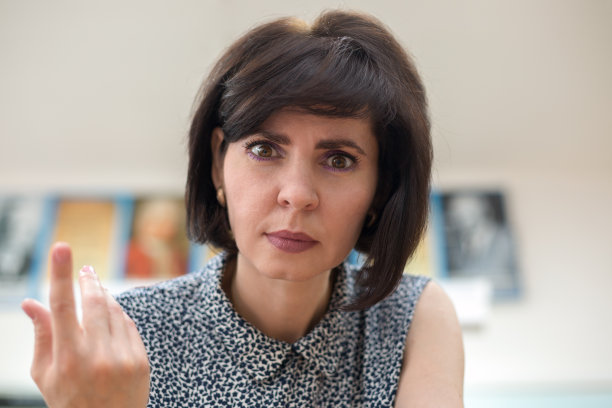 一位愤怒的老师在学校的教室里要求一个学生给一个答案图片下载