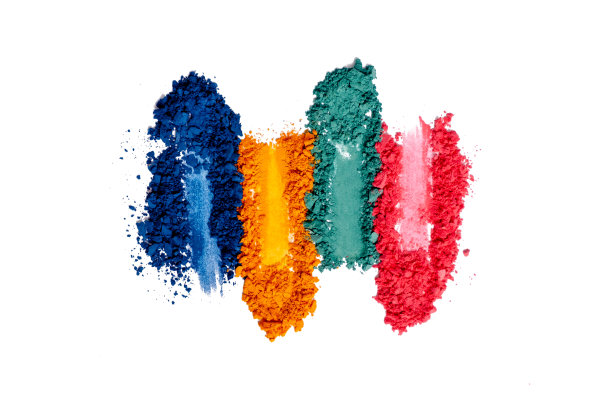 平铺破碎明亮的多色眼影作为样品和色块的化妆品美容产品孤立的白色背景图片下载