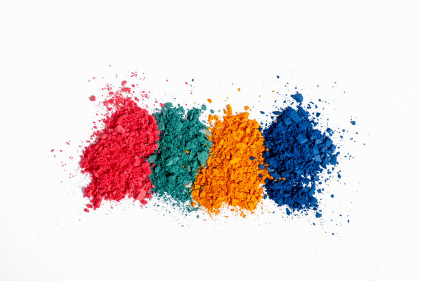 平铺破碎明亮的多色眼影作为样品和色块的化妆品美容产品孤立的白色背景图片下载