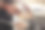一名面目全非的男子在自家厨房的炉子上做饭图片下载
