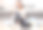 一个年轻女人在家打扫卫生的照片图片下载