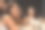 照片中，一位迷人的年轻女子与朋友们坐在一起享用新年晚宴图片下载