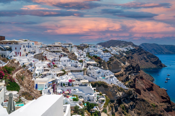 希腊圣托里尼岛伊亚村的白色建筑图片下载