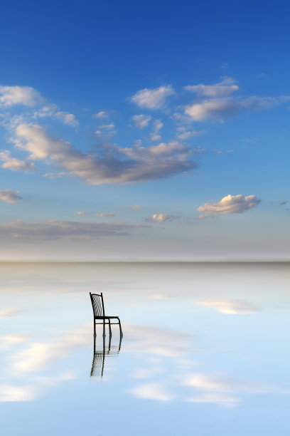 湖上的空椅子图片下载